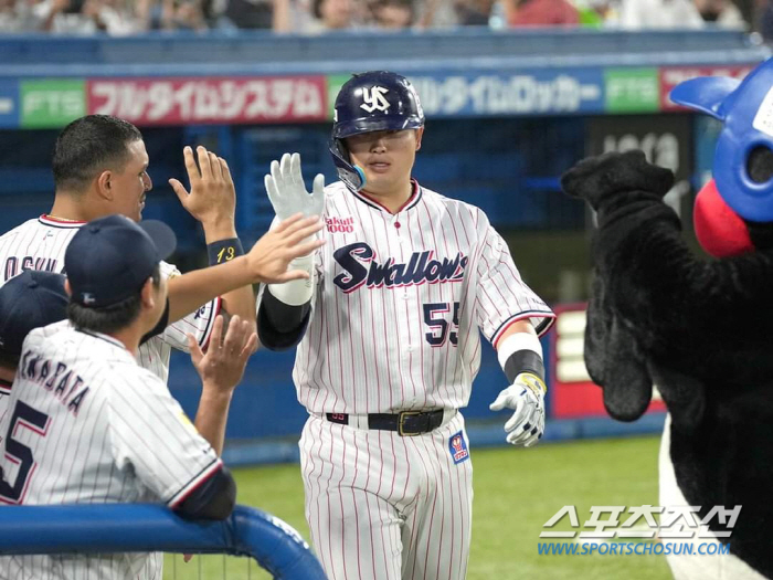 13일 주니치전 4회말 시즌 15호 동점 홈런을 친 무라카미. 전날 2홈런에 이어 2경기에서 3개를 때렸다. 사진출처=야쿠르트 스왈로즈 SNS