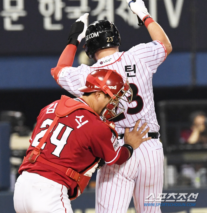 '미트로 잘 잡아' 볼 찾느라 정신없던 포수 향해 넉살 좋게 웃은 오스틴…
