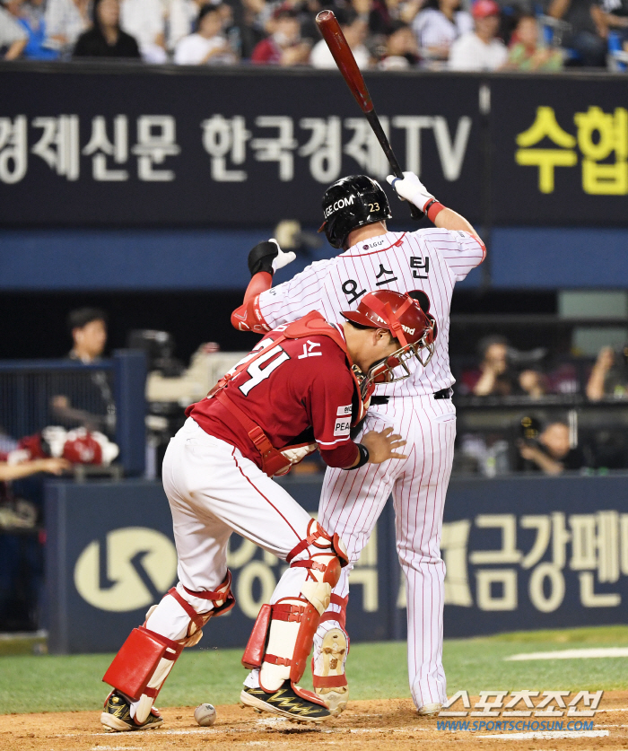 '미트로 잘 잡아' 볼 찾느라 정신없던 포수 향해 넉살 좋게 웃은 오스틴…