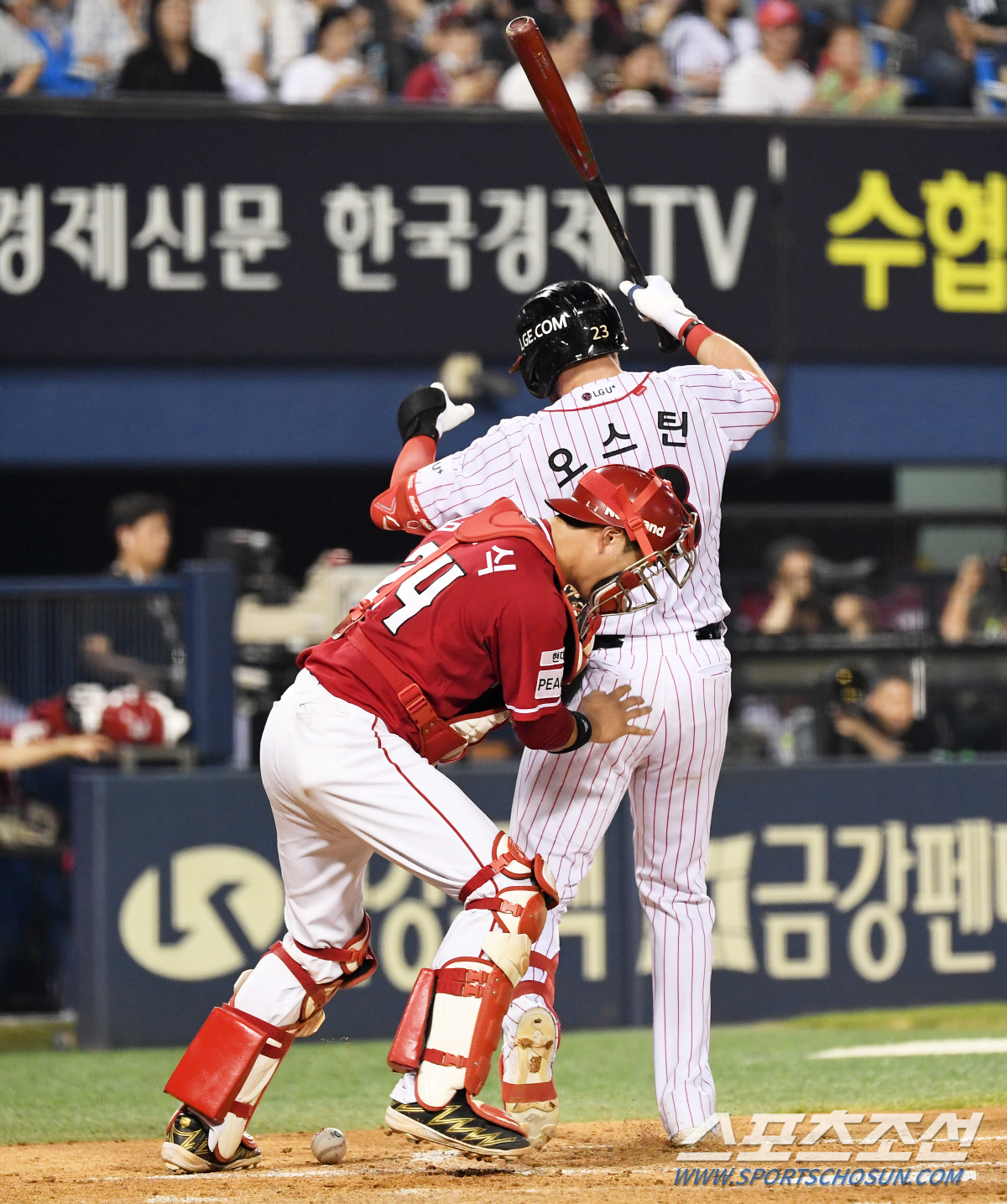 '미트로 잘 잡아' 볼 찾느라 정신없던 포수 향해 넉살 좋게 웃은 오스틴…