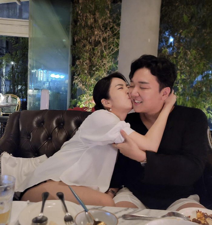 배슬기, ♥심리섭이 그렇게 좋나…식당서도 진한 스킨십
