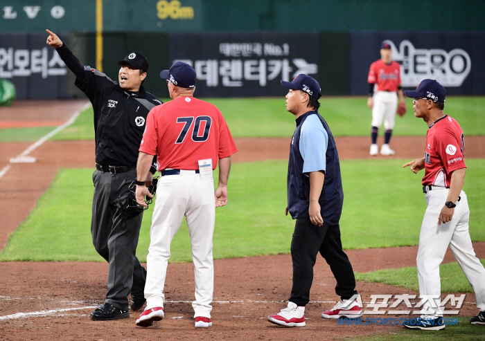 거듭된 판정 번복→심판 불신? 서튼 롯데 감독, 심판과 격앙된 대화 끝에…