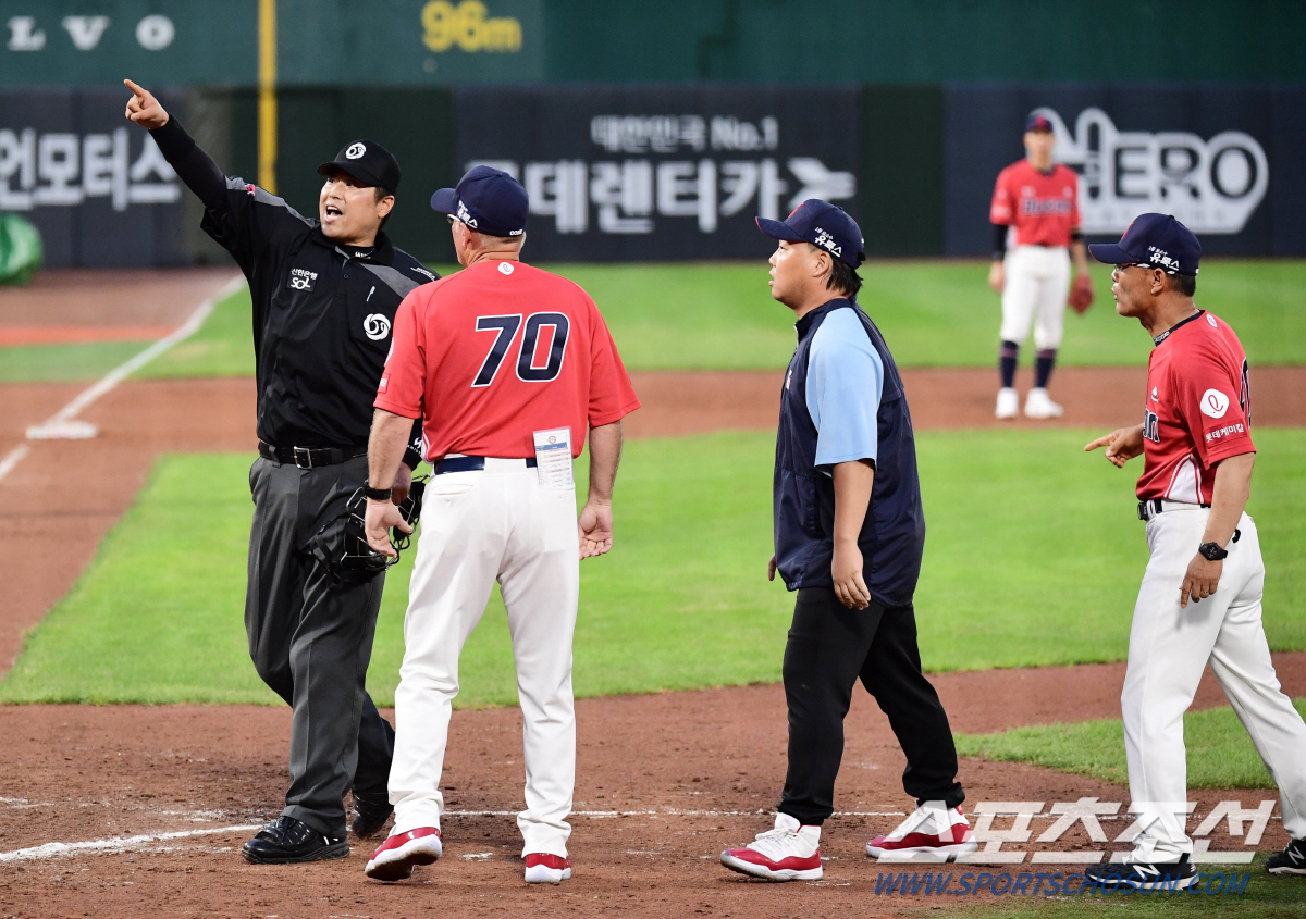 거듭된 판정 번복→심판 불신? 서튼 롯데 감독, 심판과 격앙된 대화 끝에…