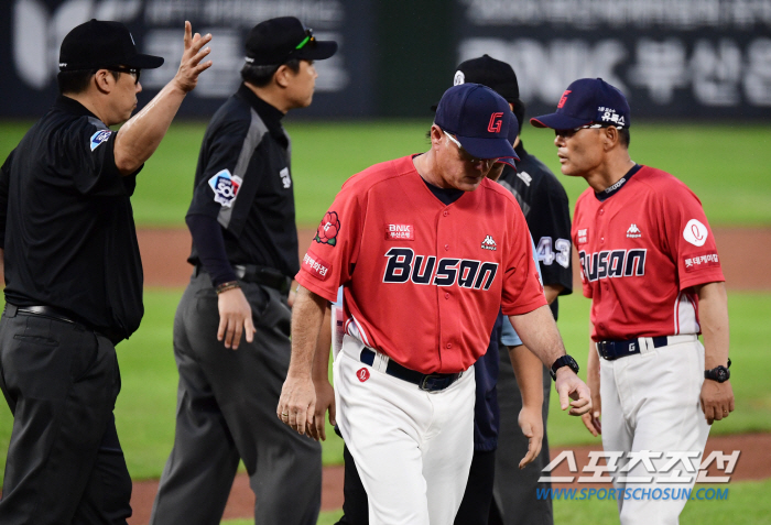 거듭된 판정 번복→심판 불신? 서튼 롯데 감독, 심판과 격앙된 대화 끝에…