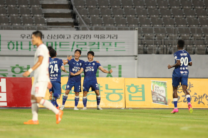 [현장리뷰] 충남아산 '수중전' 혈투에서 드디어 웃었다. 부천 상대 2년…