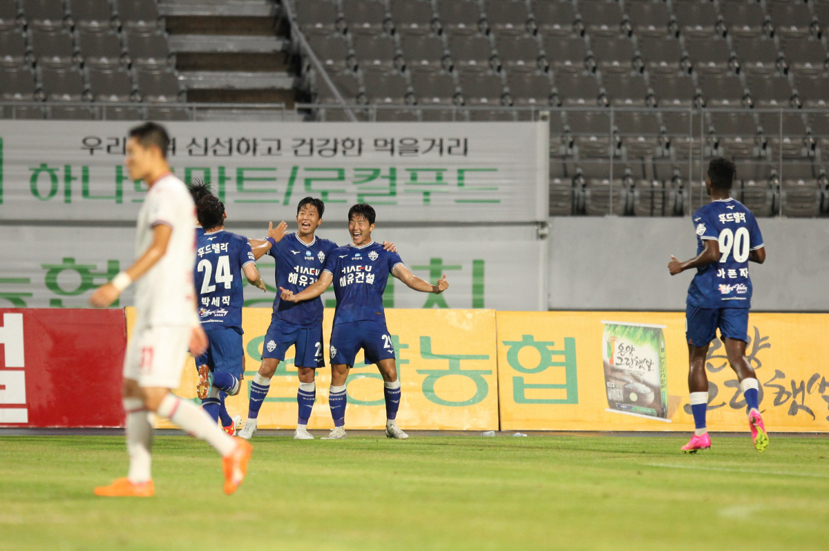 [현장리뷰] 충남아산 '수중전' 혈투에서 드디어 웃었다. 부천 상대 2년…