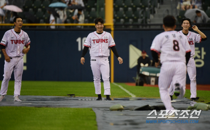 혁대부터 푼 잠실 오씨, 낼모레 서른인데...체면보다 신경 쓰인 직관 팬…