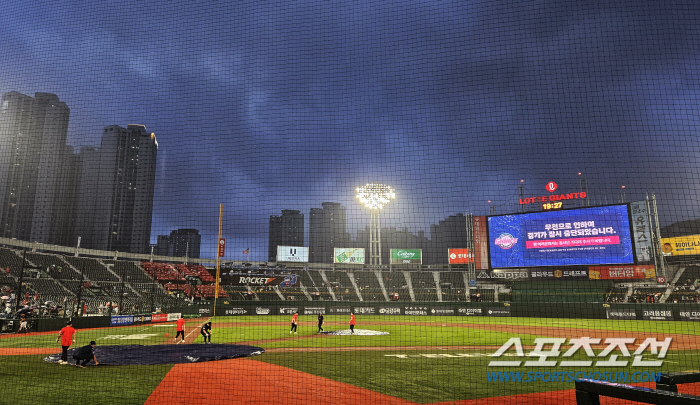 '4-4 동점' 사직 롯데-키움전, 폭우에 6회초 도중 경기중단 [부산현…