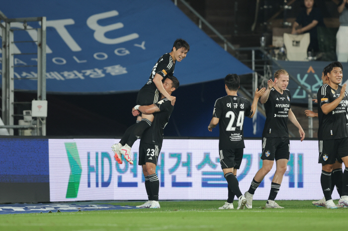 '연패 끝' 울산·'전북 제압' 포항의 힘, 1~2위 견고→혼돈의 6강→…