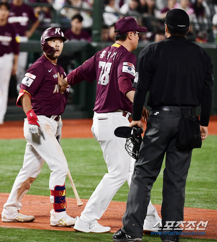 '헛스윙이라고?' 노발대발 이용규 퇴장! 84분 경기중단→재개 직후…사령…