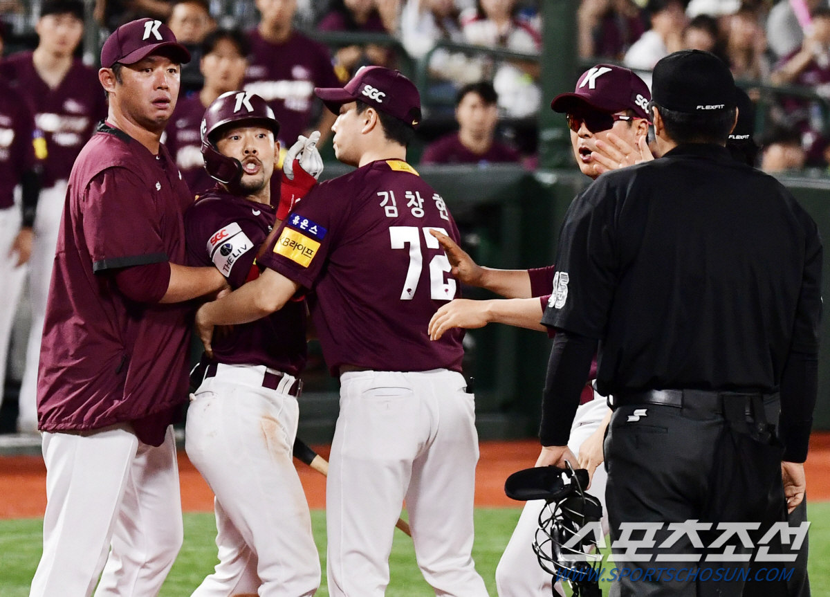 '헛스윙이라고?' 노발대발 이용규 퇴장! 84분 경기중단→재개 직후…사령…