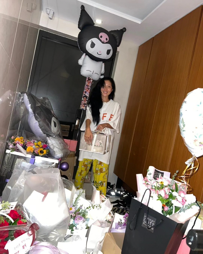 "행복한 생일"…화사, 집 현관 가득 채운 선물에 '함박웃음'