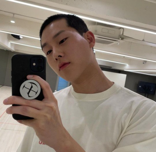 몬스타엑스 주헌, 오늘(24일) 입대…까까머리도 힙하네