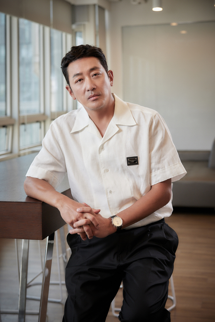 [인터뷰③] 하정우 "'더문'으로 경쟁하게 된 '신과함께' 감독, 맘껏 …