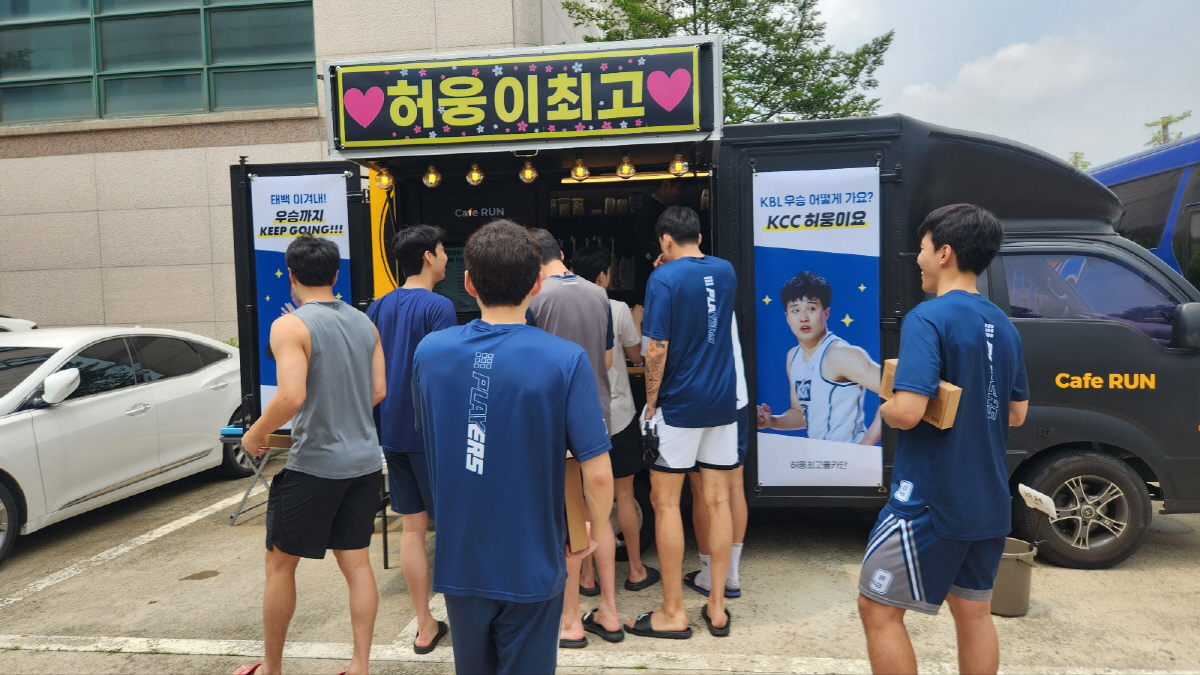 '이상민-허웅 인기 누가 더 세나?' 유쾌한 '커피차 배틀'…비시즌 첫 …