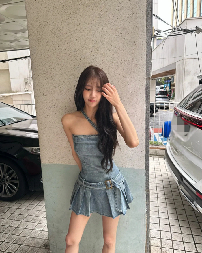 "어깨 라인 너무 예뻐"…이미주, 주차장도 화보 촬영장으로 바꾸는 매직