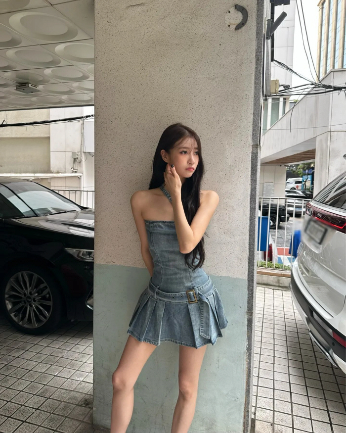 "어깨 라인 너무 예뻐"…이미주, 주차장도 화보 촬영장으로 바꾸는 매직