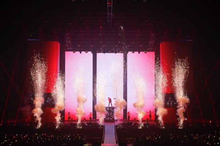 '솔로 데뷔 10주년' 이준호, 日 아레나 투어 성공적 포문…신곡 무대도…