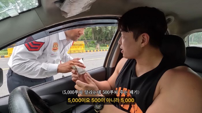 "현금 내놔" 인도 경찰에 사기당한 유튜버→현지 언론까지 보도 [종합]