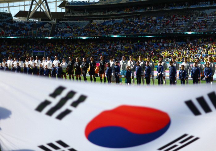 통한의 PK 실점→펀칭 아쉬움, '1차전 악몽' 전반 0-2로 밀린 채 …