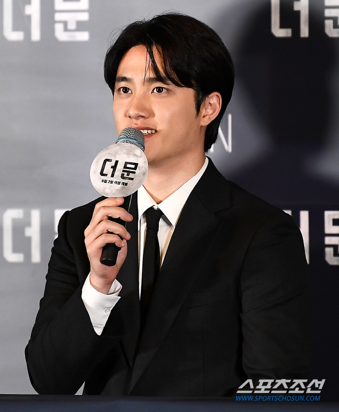 '더 문' 도경수 "와이어 액션신? 부상 없이 안전하게 촬영 잘 마칠 수…