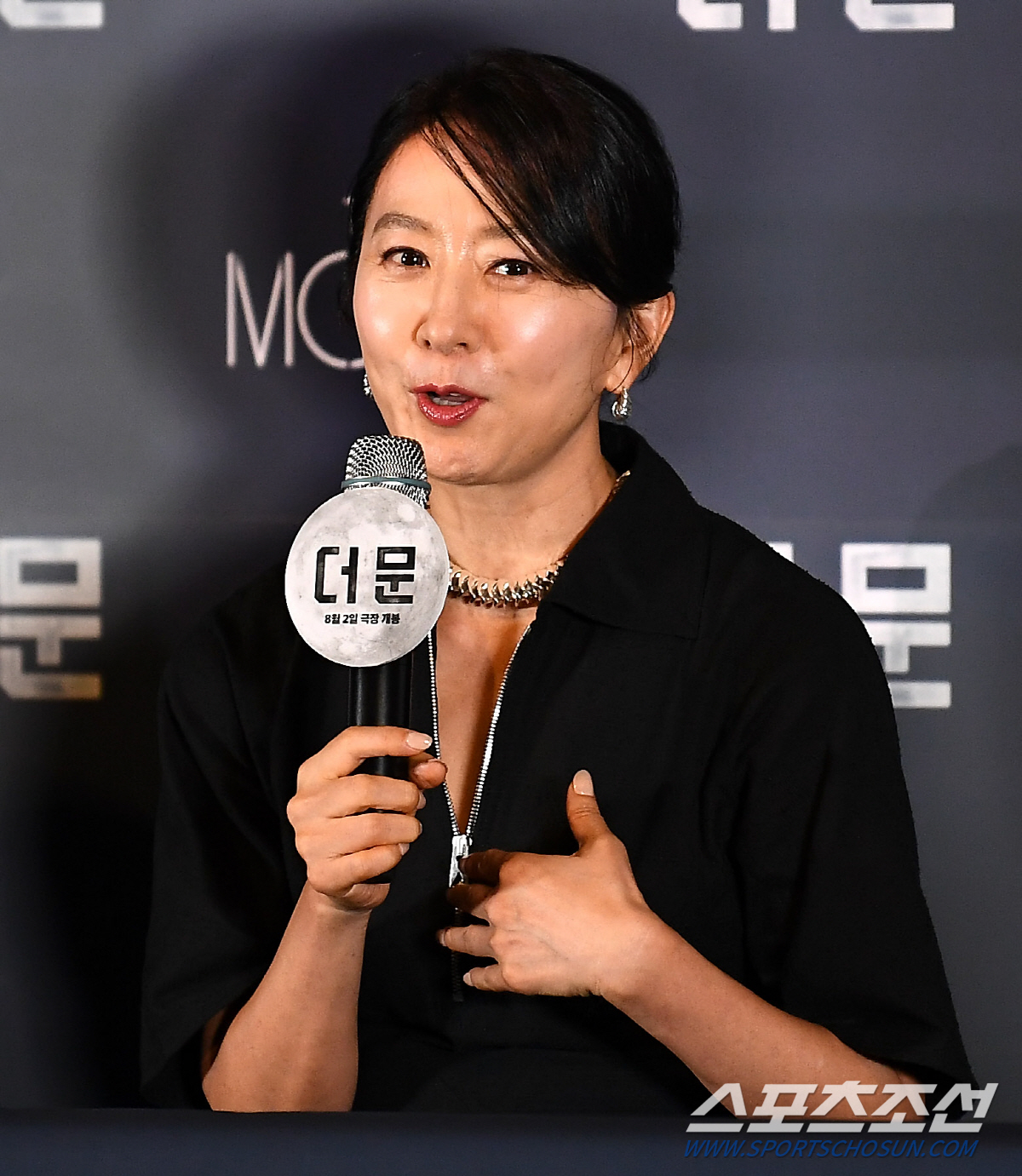 '더 문' 김희애 "영어 대사 부담 컸지만…점점 감정에 몰입하게 돼"