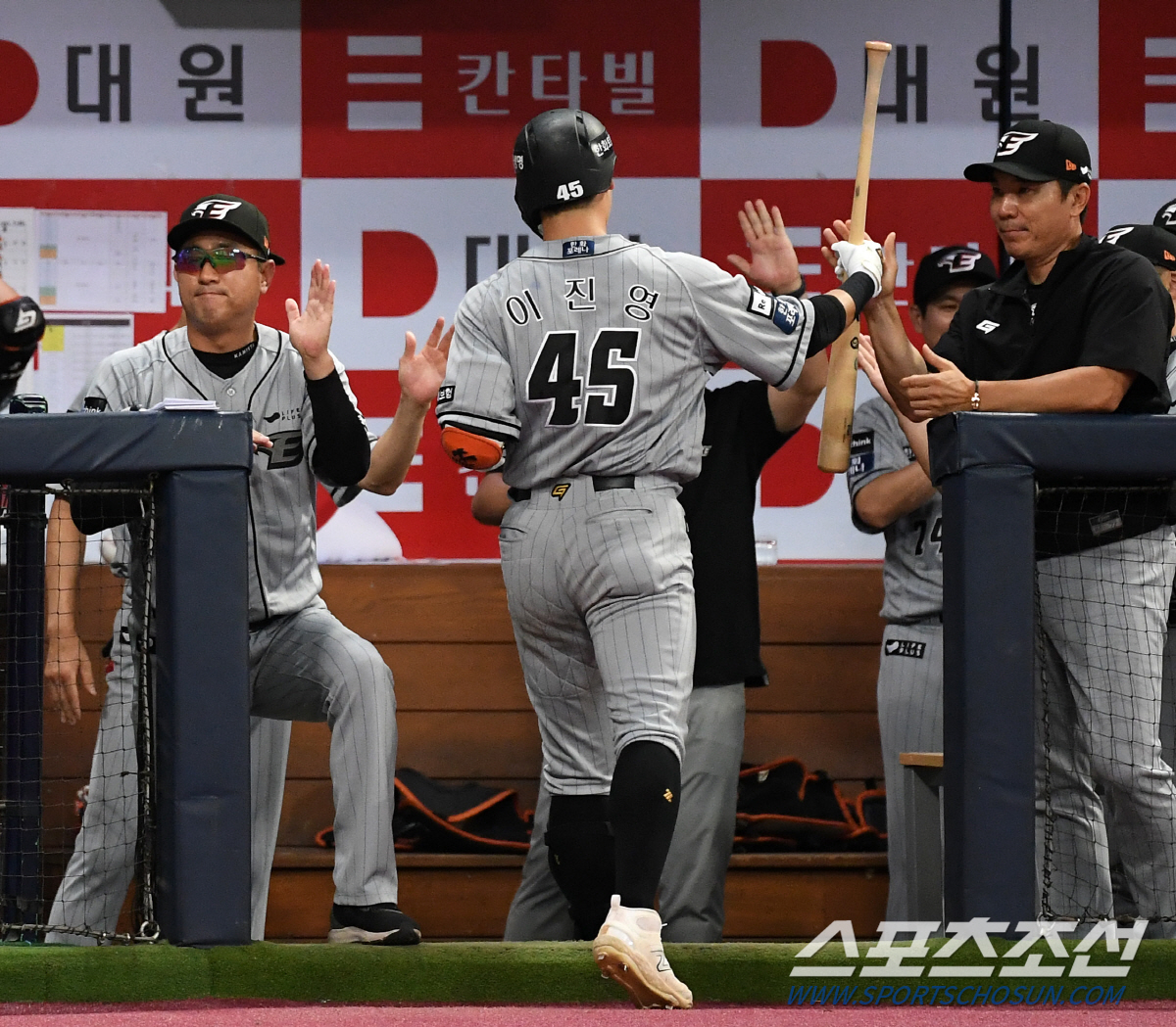 8회초 2사 1.2루 한화 이진영이 스리런포를 날린 뒤 환호하고 있다. 고척=박재만 기자pjm@sportschosun.com