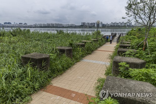 (고양=연합뉴스) 임병식 기자 = 24일 경기도 고양시 덕은동 대덕생태공원 내 용치공원에서 산책로가 한강변의 전망대까지 조성되어 있다. 고양시는 정전 70주년을 맞아 전차 방해구조물인 '용치'를 활용해 전망대와 쉼터가 있는 공원을 조성했다. 2023.7.24 andphotodo@yna.co.kr