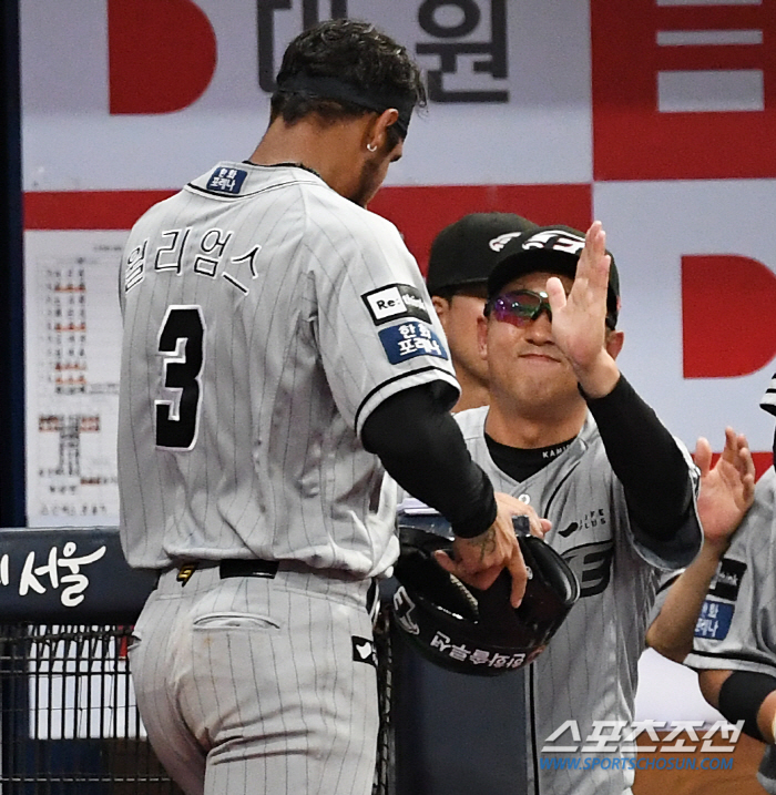 '5타수 2안타 2타점' 외국인 타자가 쳤는데도 마음 편히 웃지 못한 최…