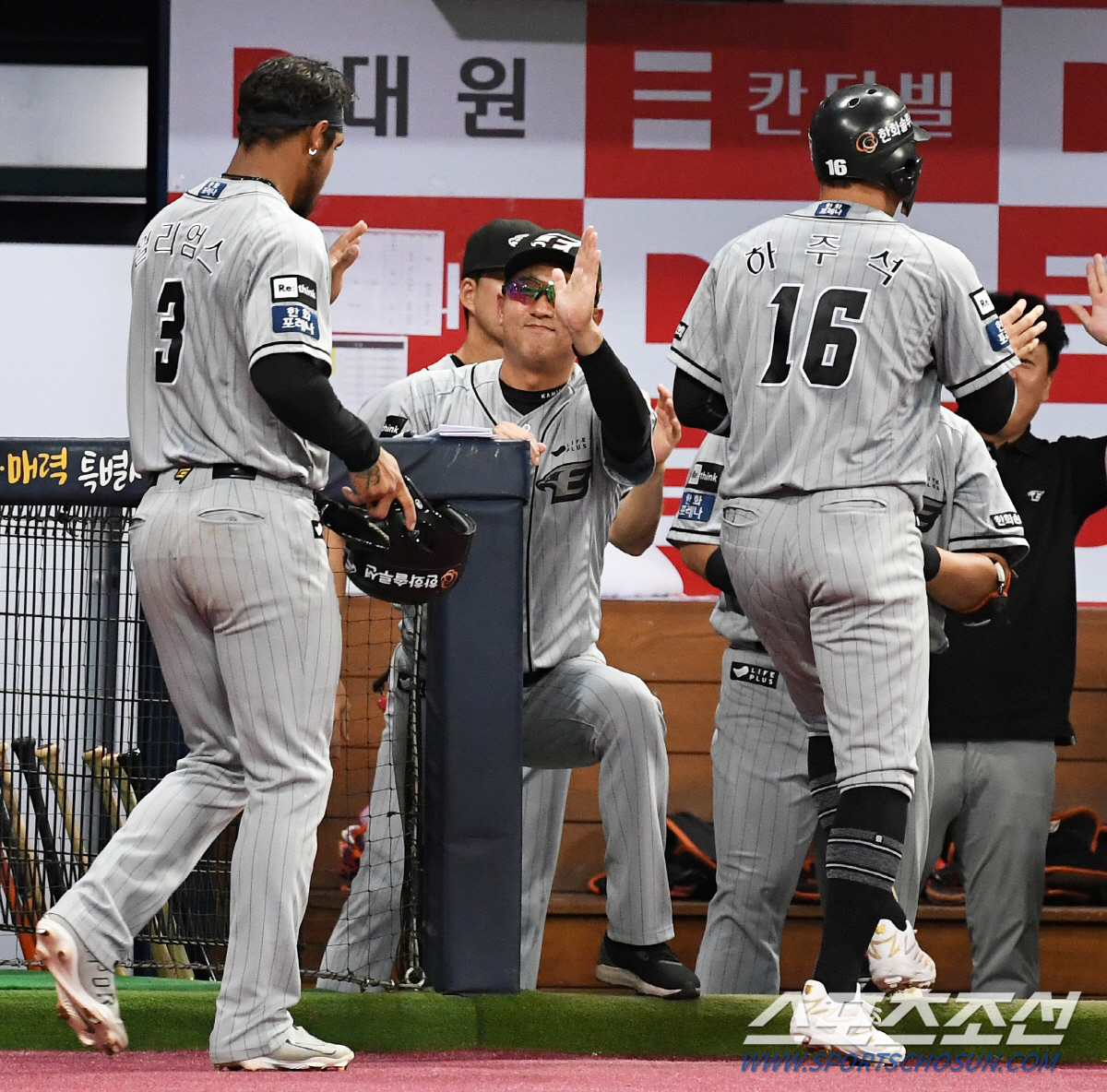 '5타수 2안타 2타점' 외국인 타자가 쳤는데도 마음 편히 웃지 못한 최…