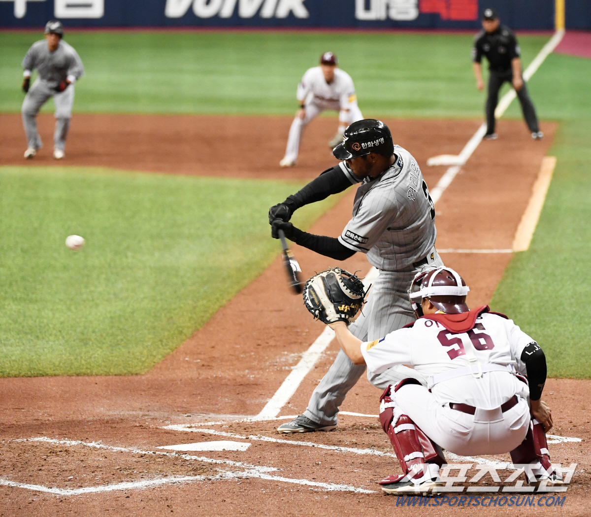 '5타수 2안타 2타점' 외국인 타자가 쳤는데도 마음 편히 웃지 못한 최…