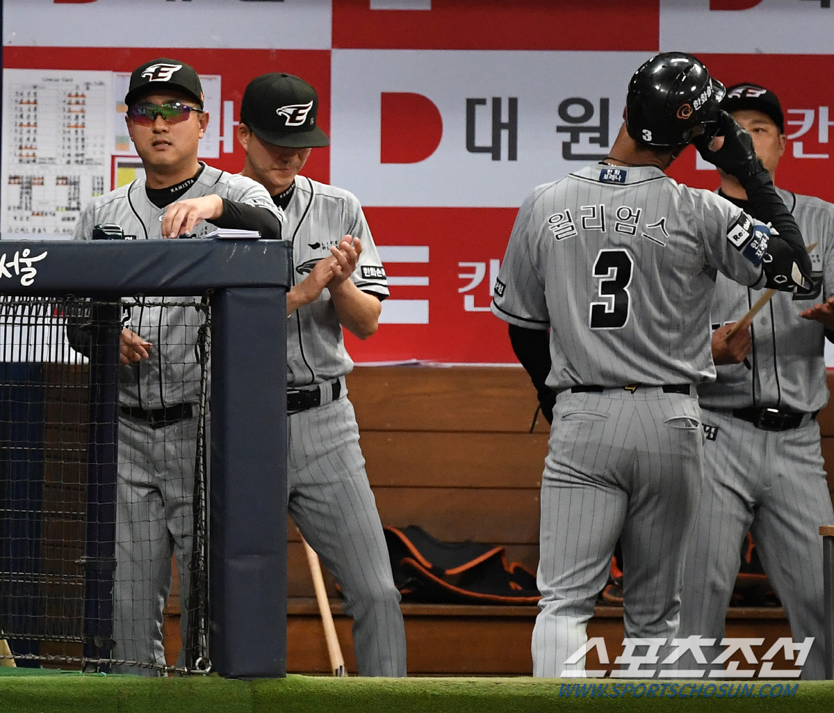 '5타수 2안타 2타점' 외국인 타자가 쳤는데도 마음 편히 웃지 못한 최…