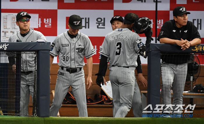 '5타수 2안타 2타점' 외국인 타자가 쳤는데도 마음 편히 웃지 못한 최…