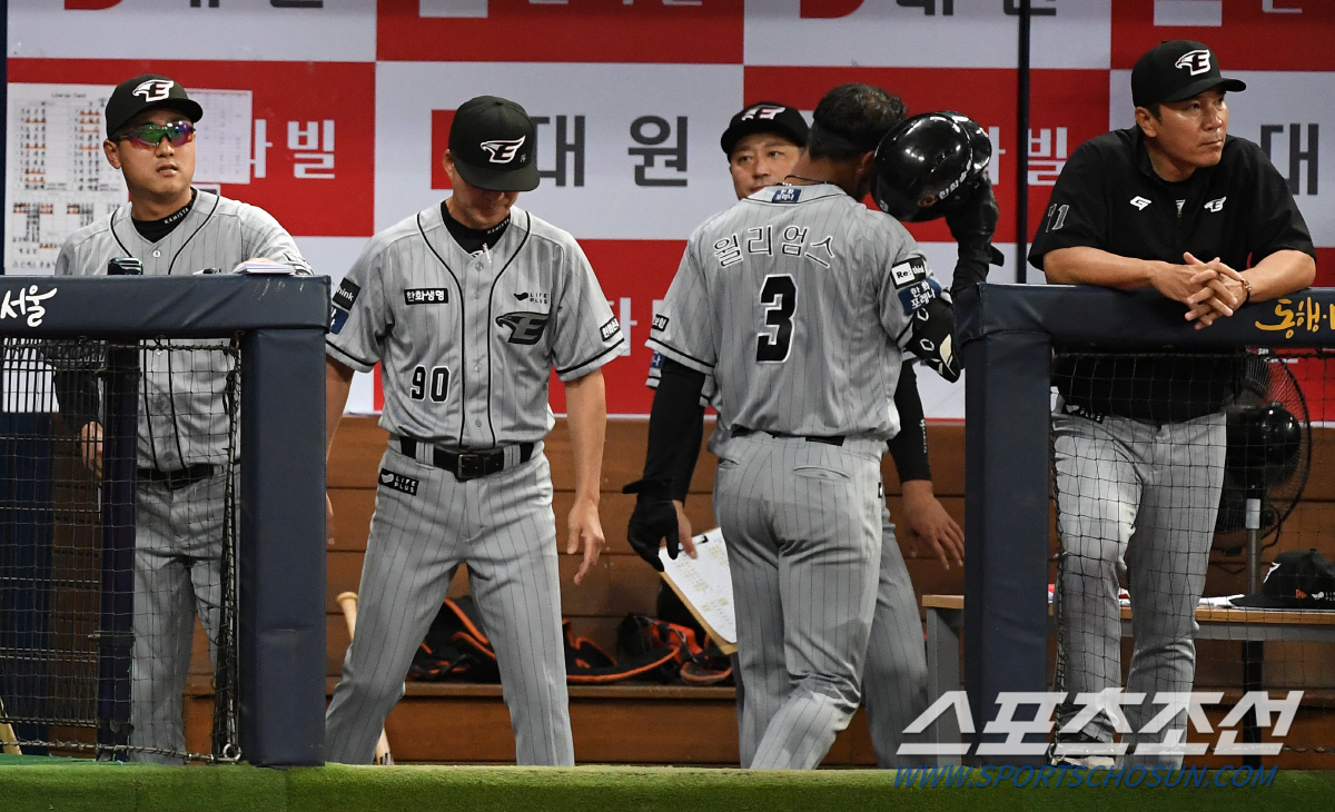 '5타수 2안타 2타점' 외국인 타자가 쳤는데도 마음 편히 웃지 못한 최…