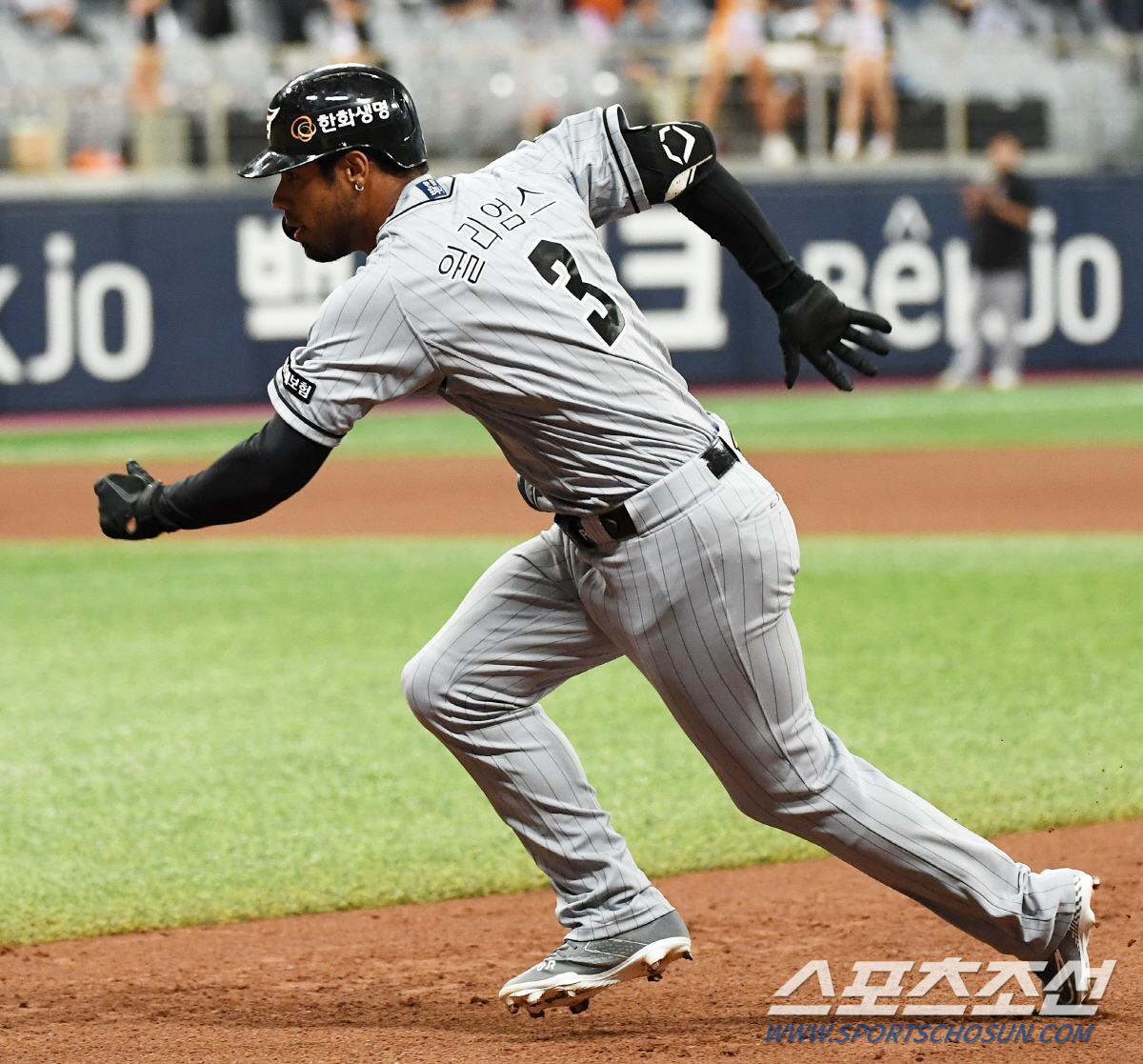 '5타수 2안타 2타점' 외국인 타자가 쳤는데도 마음 편히 웃지 못한 최…