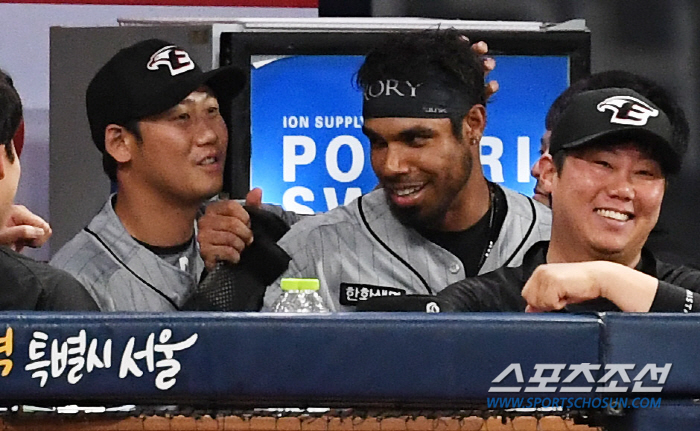 '5타수 2안타 2타점' 외국인 타자가 쳤는데도 마음 편히 웃지 못한 최…