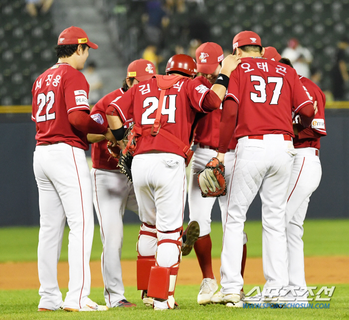 1점 승부 이긴 SSG, 5연패 빠진 1위 LG 압박+0.5G 차 맹추격…