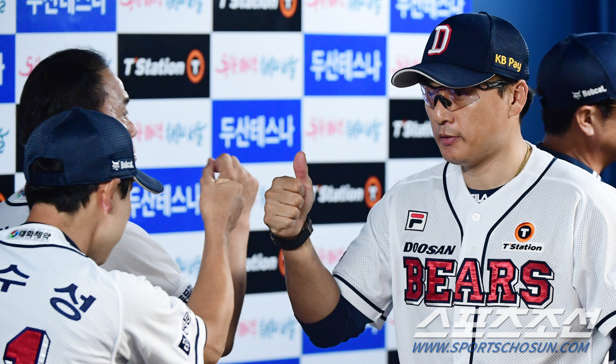 '트로피는 거저 주어지지 않았다' 위기 맞은 이승엽 감독의 숨가빴던 장면…