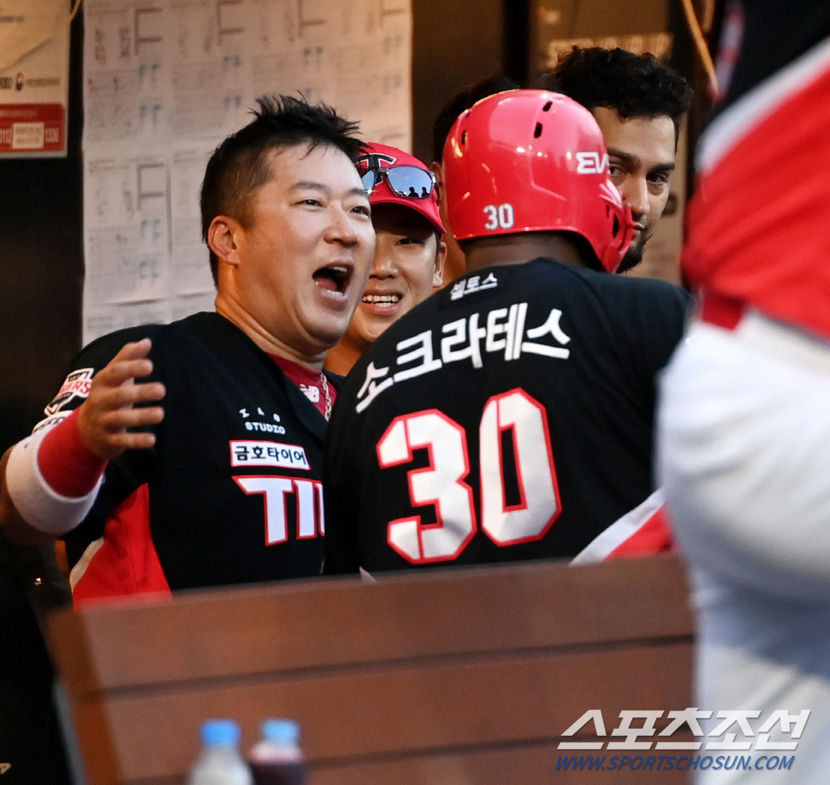 하락세 먹구름 걷은 장쾌한 스리런…큰형의 한방, 위기의 호랑이도 구했다[…