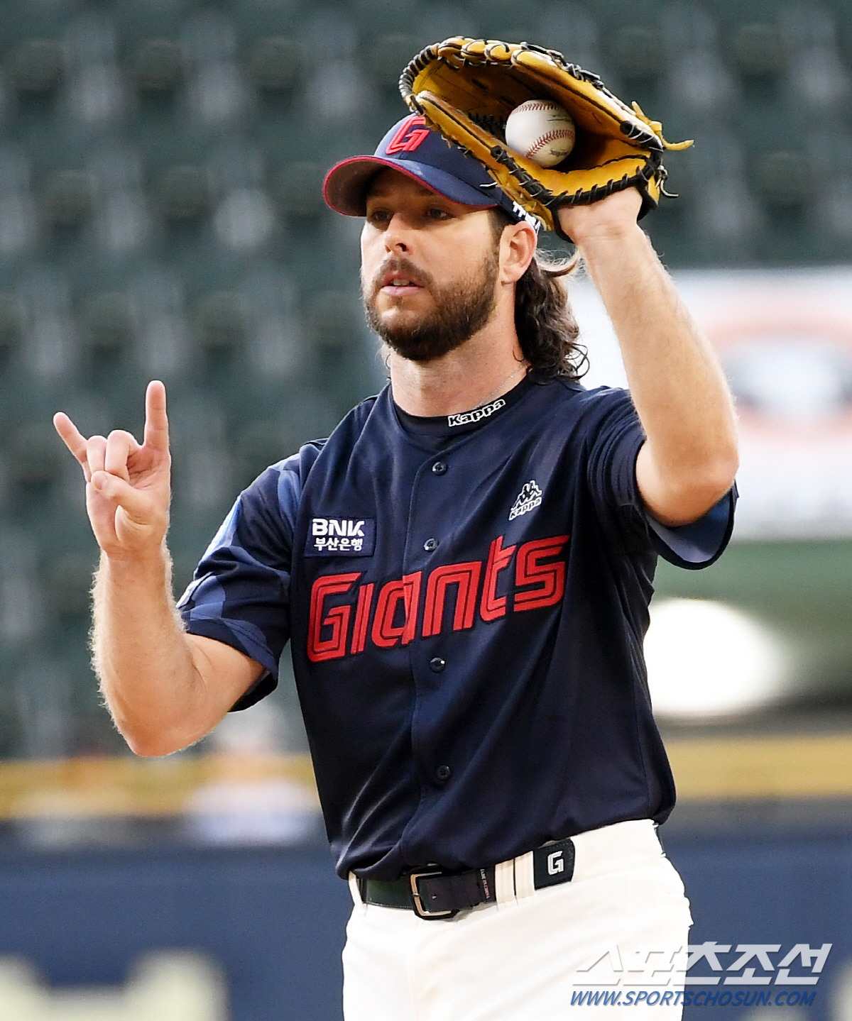 "한국에서 가장 시원했던 순간"…KBO 데뷔전 첫 승, 동료들이 선사한 …