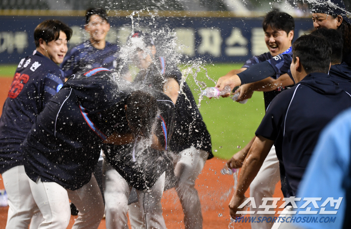 '살려줘' 물세례에 등장한 콜라·커피·아이스박스...롯데 최초 100홀드…