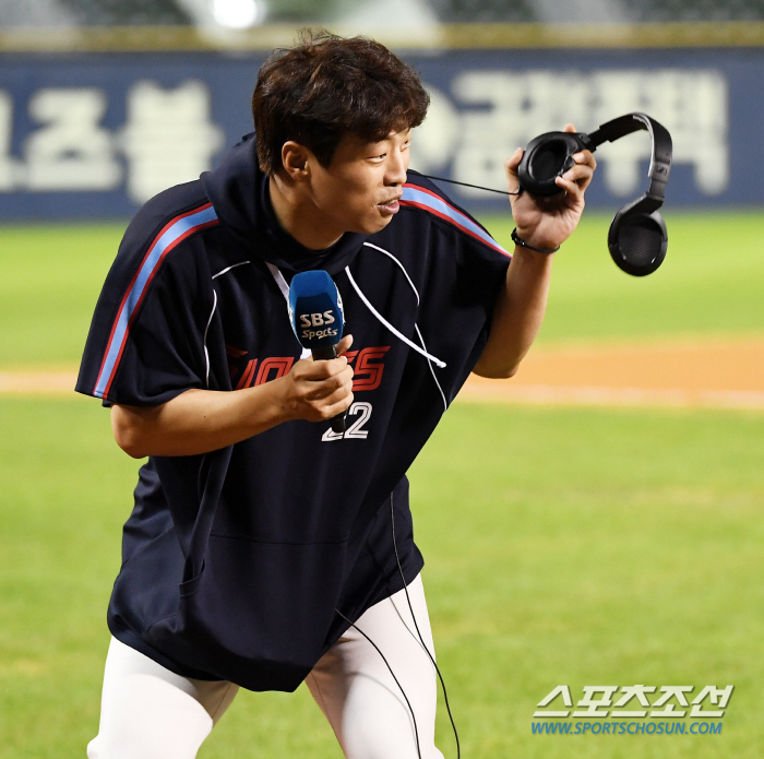 '살려줘' 물세례에 등장한 콜라·커피·아이스박스...롯데 최초 100홀드…