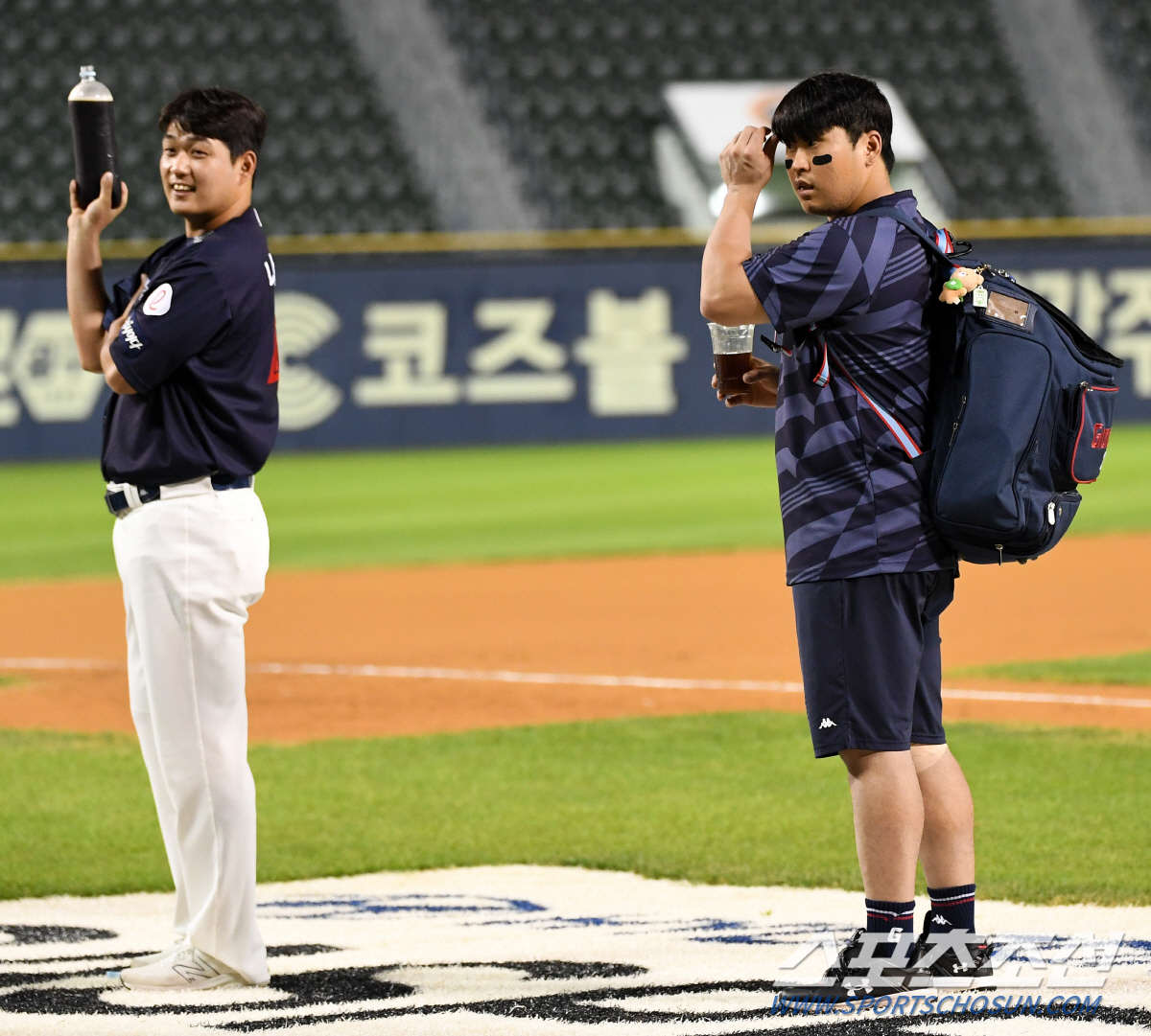 '살려줘' 물세례에 등장한 콜라·커피·아이스박스...롯데 최초 100홀드…