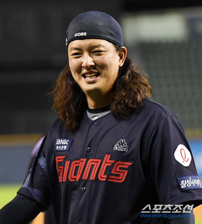 '살려줘' 물세례에 등장한 콜라·커피·아이스박스...롯데 최초 100홀드…