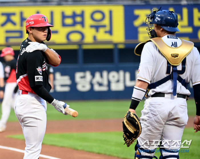 '머리로 오는 공 피하며 아찔' 놀란 가슴 쓸어내린 아기 호랑이, 지금은…