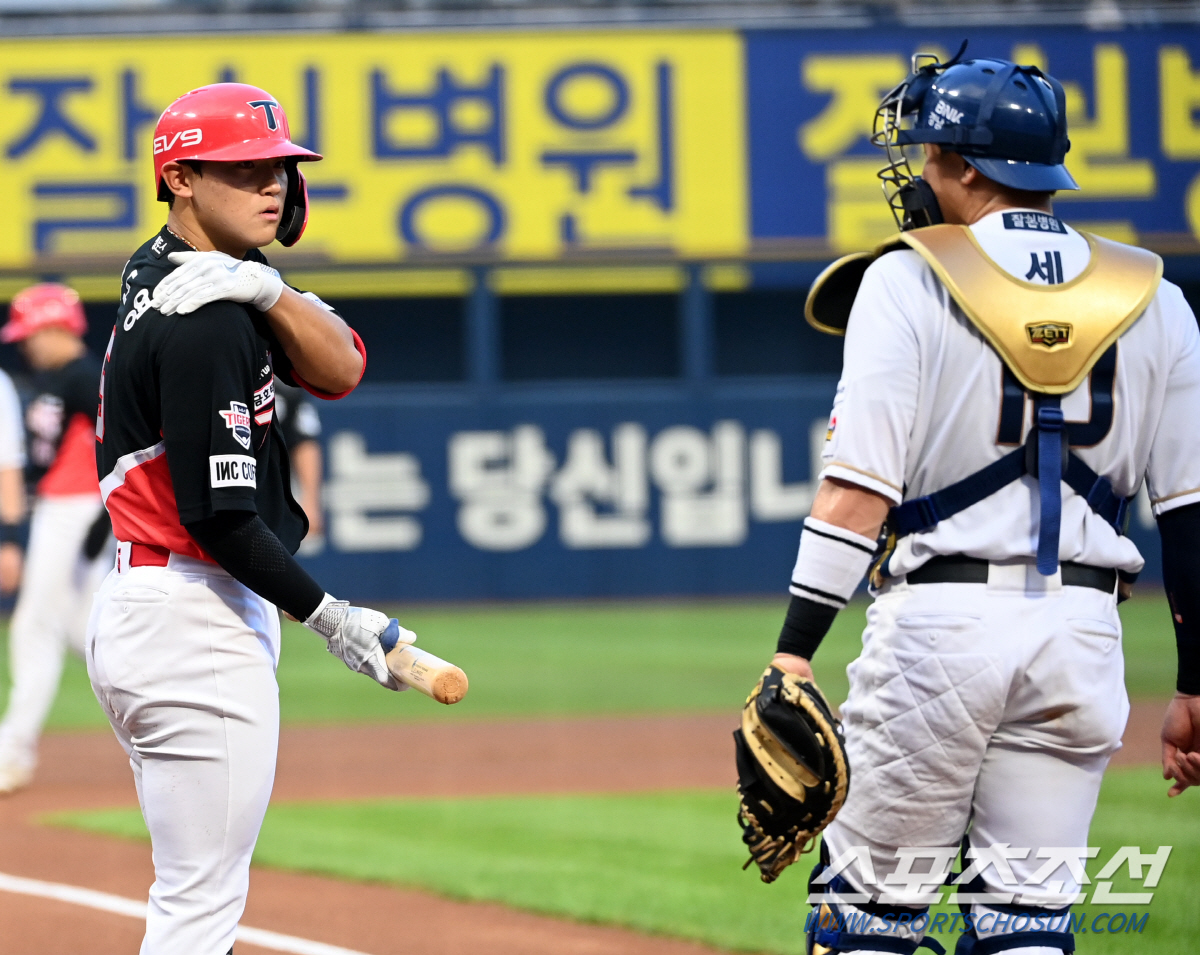 '머리로 오는 공 피하며 아찔' 놀란 가슴 쓸어내린 아기 호랑이, 지금은…