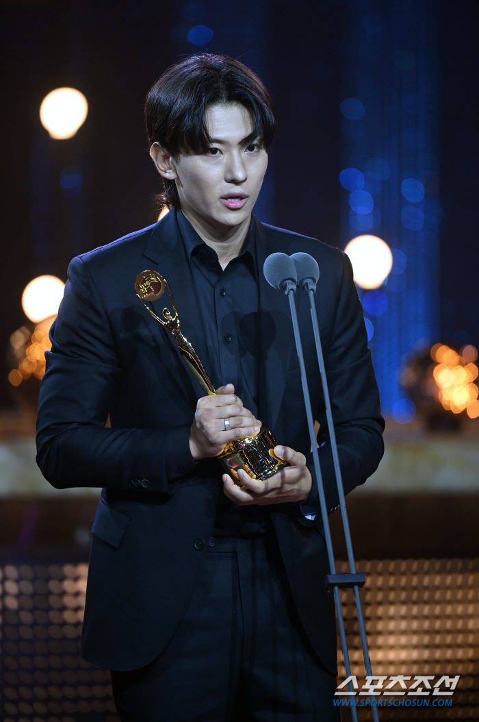 [제2회 BSA] 트렌디함의 끝…덱스·김아영, 참신한 신인 그 자체