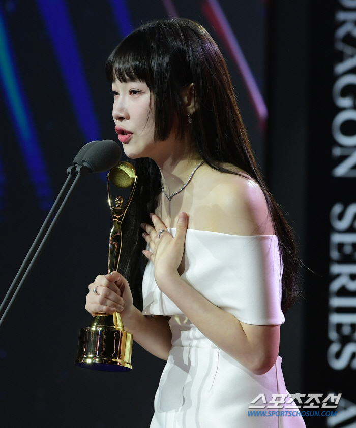 [제2회 BSA] 트렌디함의 끝…덱스·김아영, 참신한 신인 그 자체