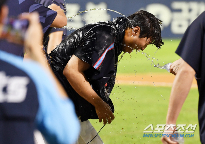 "가장 눈에 띄지 않아야 좋은거죠"…묵묵히 쌓아올린 '거인 최초' 홀드 …