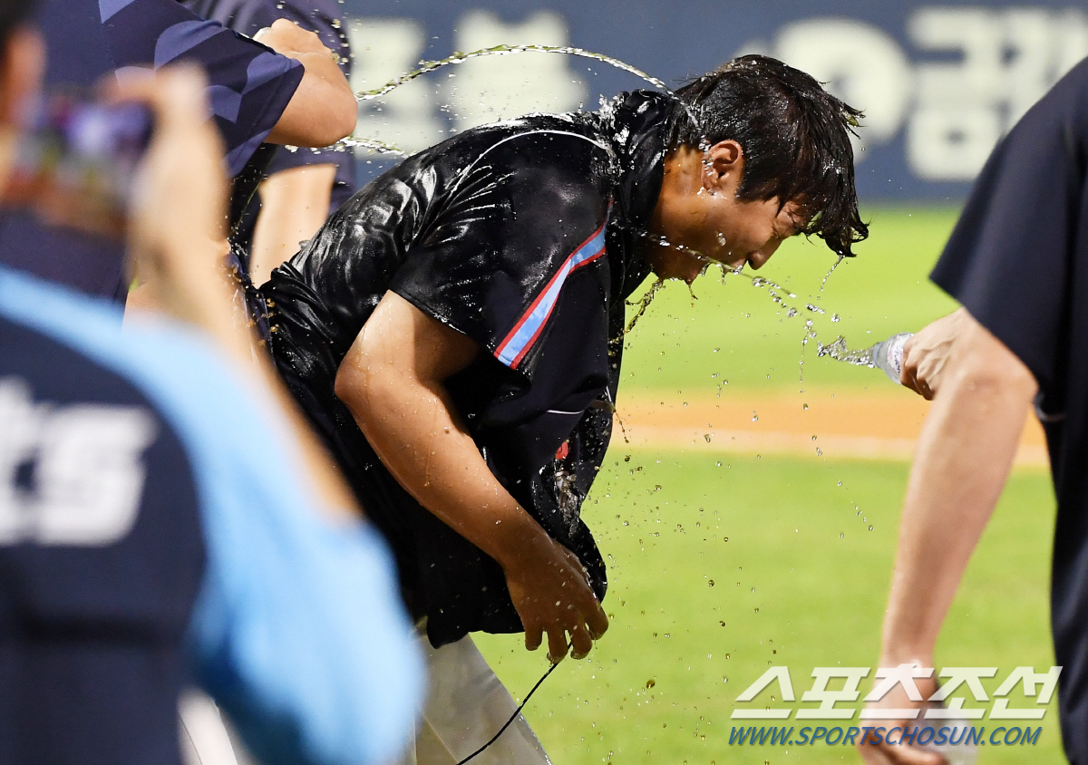 "가장 눈에 띄지 않아야 좋은거죠"…묵묵히 쌓아올린 '거인 최초' 홀드 …
